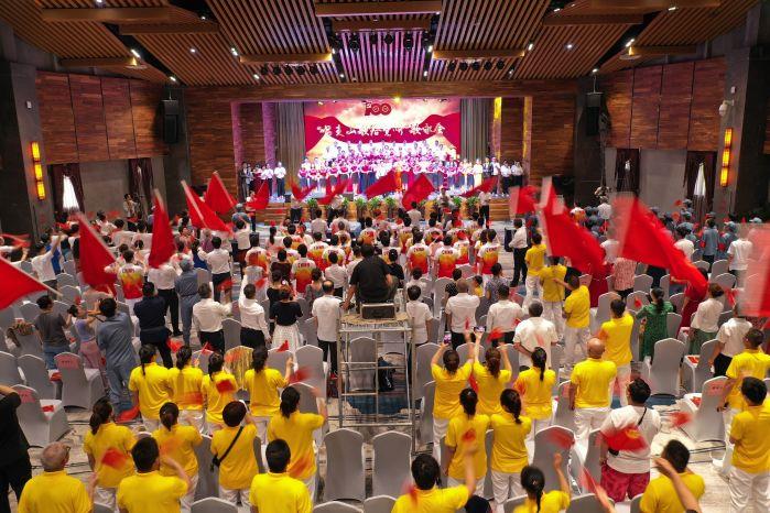 12、清江公司“唱支山歌給黨聽”歌詠會現(xiàn)場（呂新宇 攝）