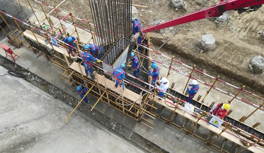 二、1號(hào)機(jī)組主廠房第一罐混凝土澆筑